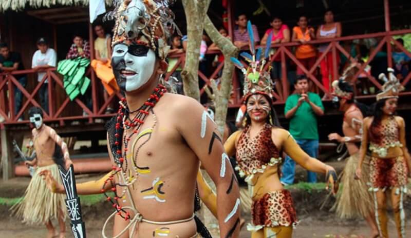 Danza Ayahuasca: Descubre la Vestimenta Tradicional para tus Retiros